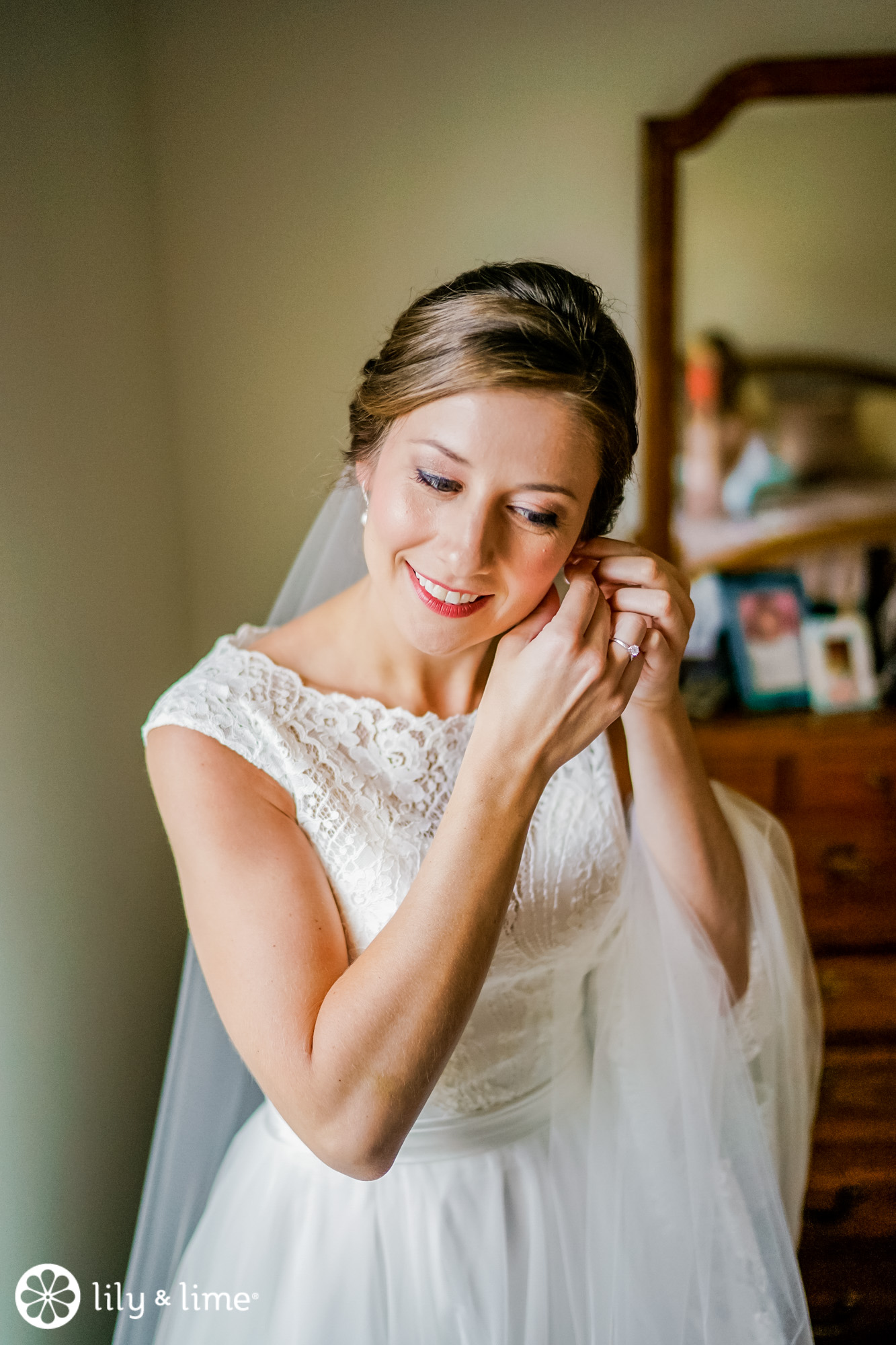38 Romantic ways to wear wedding hairstyle with veils - Bellacocosum |  Illusion wedding dress, Long sleeve wedding dress lace, Wedding dress long  sleeve